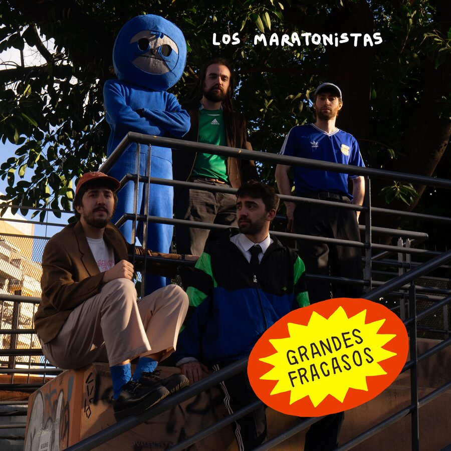 Tapa de Grandes Fracasos: la banda y el perezoso en unas escaleras, con el título en un sticker amarillo y rojo.