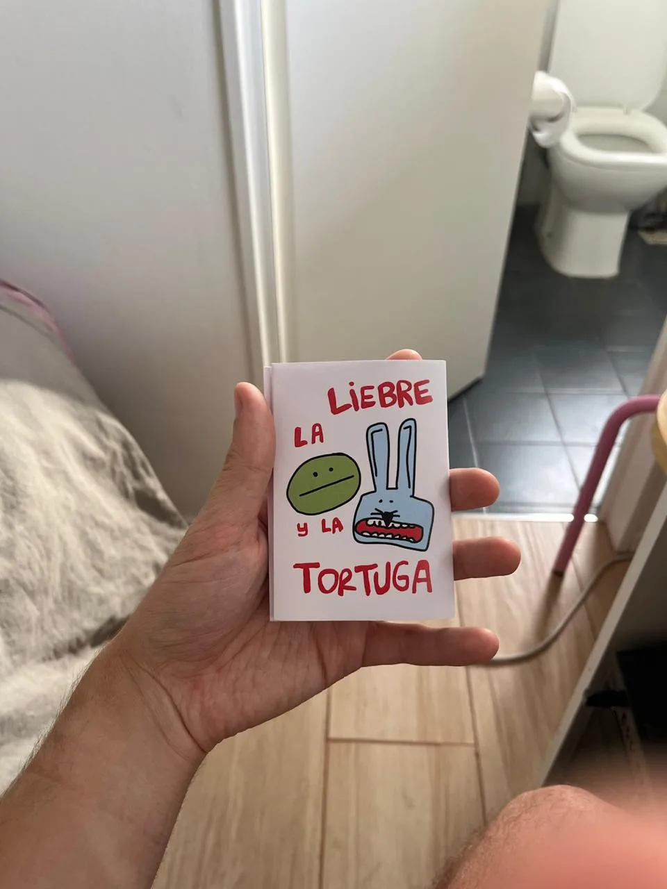 El fanzine La liebre y la tortuga, en una mano.